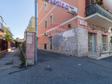 Foto Locale commerciale in Via Alessandrino, Roma di 92 m² con 4 locali
