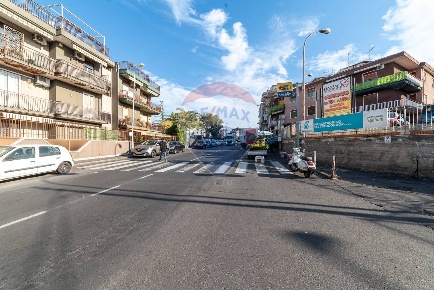 Foto Box in via gramsci, Gravina di Catania Centro di 101 m² con 1 locali