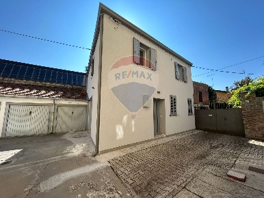 Foto Casa indipendente in Via Giuseppe Garibaldi, Copparo Centro di 98 m²