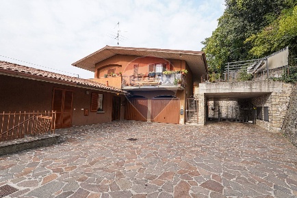 Foto Appartamento in Via Cerro, Sarnico di 154 m² con 4 locali in vendita