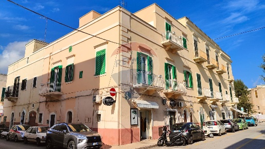 Foto Casa indipendente in Piazza Manzoni, Monopoli Centro di 255 m²