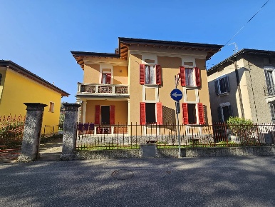 Foto Appartamento in Via Battisti, Laveno-Mombello di 120 m² con 5 locali