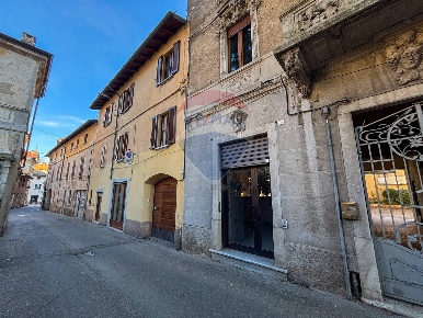 Foto Negozio in Via Roma, Viggiù Centro di 38 m² con 1 locali in vendita