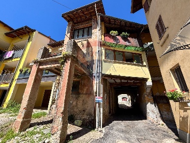 Foto Rustico in Vicolo Gariboldi, Bisuschio Centro di 88 m² con 3 locali
