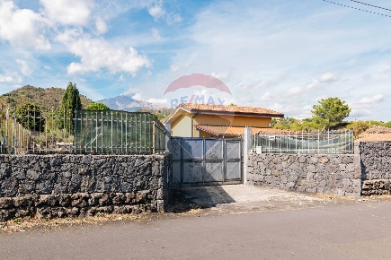 Foto Casa indipendente in Via Ragalidda, Nicolosi di 30 m² con 3 locali