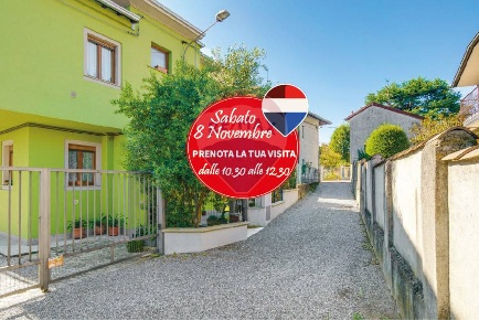 Foto Villa bifamiliare in VICOLO CURIEL, Vedano Olona Centro di 237 m²