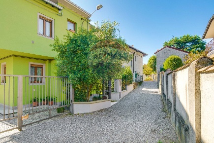 Foto Villa bifamiliare in VICOLO CURIEL, Vedano Olona Centro di 237 m²