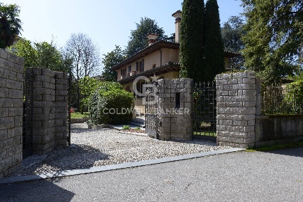 Foto Villa singola in Viale Aguggiari, Varese Centro di 820 m² in vendita