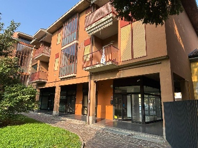 Foto Negozio in via Carlo Biffi  4, Trezzo sull'Adda di 75 m² con 1 locali