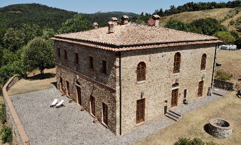 Foto Rustico a Castelnuovo di Val di Cecina di 495 m² con 16 locali