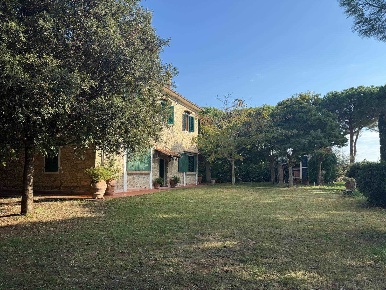 Foto Rustico a Rosignano Marittimo Vada di 300 m² con 10 locali in vendita