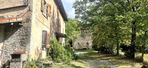 Foto Rustico a Montecreto di 310 m² con 8 locali in vendita