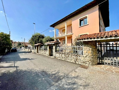 Foto Villa unifamiliare a Leno Centro di 256 m² con 6 locali in vendita