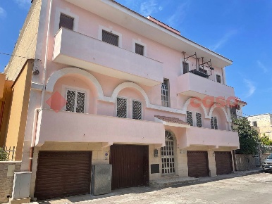 Foto Appartamento in Via TOMA 160, Pulsano Centro di 90 m² con 4 locali