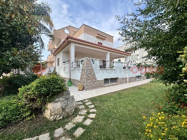 Foto Villa unifamiliare in Via VIVALDI 12, Leporano di 170 m² con 8 locali