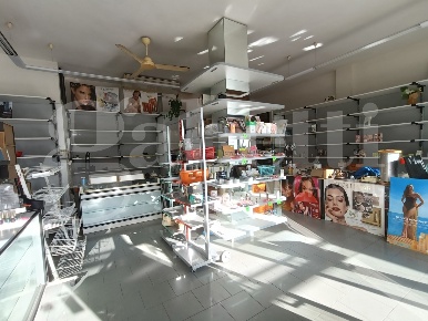 Foto Negozio in Via Re Latino 44, Anzio Lavinio Mare di 70 m² con 1 locali