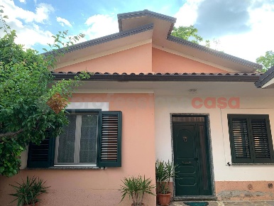 Foto Villa unifamiliare in Via Castelluccio 16, Aquino di 81 m² in affitto
