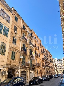 Foto Appartamento in Via Pacini 76, Palermo Zisa di 120 m² con 4 locali