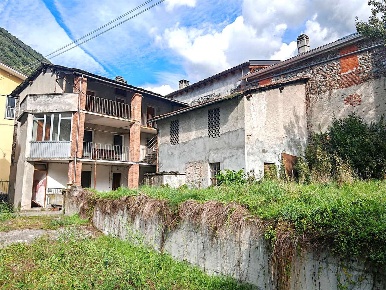 Foto Casa indipendente in via Baron Vallaise, Pont-Saint-Martin Centro