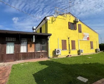 Foto Negozio in Strada Ostigliese, Mantova Centro di 357 m² con 1 locali