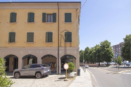 Foto Negozio a San Polo d'Enza di 130 m² con 2 locali in vendita