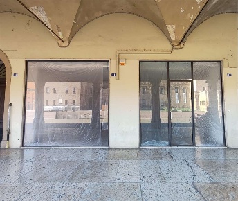 Foto Negozio in Piazza Martiri  22, Carpi di 120 m² con 3 locali in affitto
