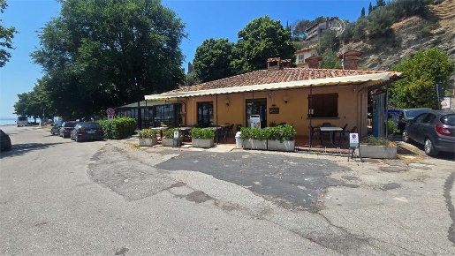 Foto Negozio a Passignano sul Trasimeno di 700 m² con 8 locali in vendita