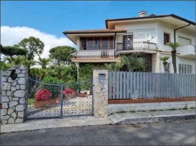 Foto Villa unifamiliare a Sabaudia di 411 m² con 18 locali all'asta