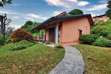 Foto Villa unifamiliare a Cantù di 290 m² con 12 locali in vendita