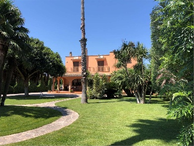 Foto Villa unifamiliare in Via Ruggero De Simone 15, Brindisi di 2800 m²