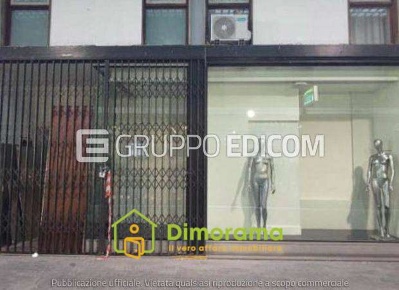 Foto Negozio in Viale democrazia, Massa Centro di 122 m² con 3 locali