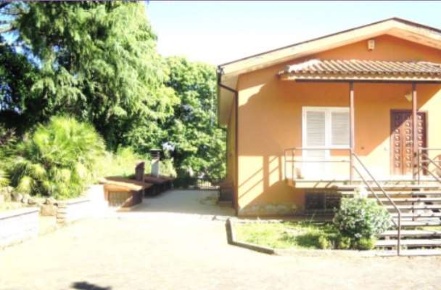 Foto Villa unifamiliare in Via Contrada Comune Ovest, Velletri di 334 m²