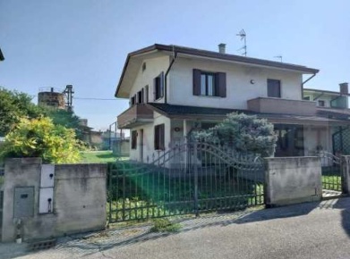 Foto Appartamento in Via Padre Kolbe 87, Merlara Centro di 186 m² all'asta