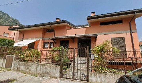 Foto Appartamento in Via Renzo e Lucia 4, Valmadrera di 205 m² con 4 locali