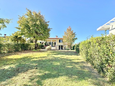 Foto Villa bifamiliare a Pietrasanta di 180 m² con 6 locali in vendita