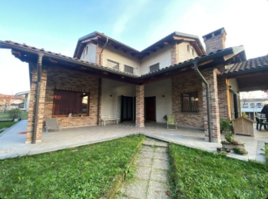 Foto Villa unifamiliare a Riva presso Chieri Centro di 336 m² con 8 locali