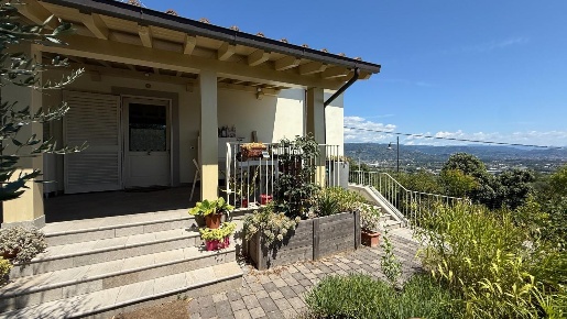 Foto Villa unifamiliare a Montecarlo Centro di 150 m² con 4 locali