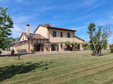 Foto Rustico a Cascina Navacchio Nord - Zambra di 400 m² con 9 locali