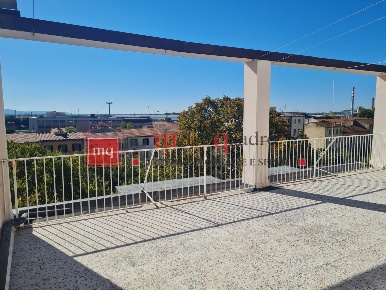 Foto Appartamento a Pisa San Francesco di 100 m² con 5 locali in affitto