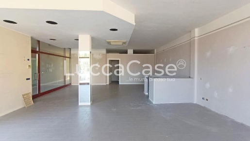 Foto Locale commerciale a Capannori Centro di 161 m² con 2 locali