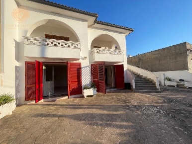 Foto Villa unifamiliare a Gagliano del Capo Centro di 470 m² con 16 locali
