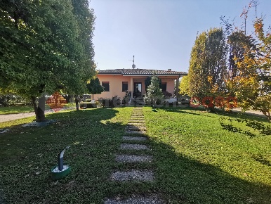 Foto Villa singola a Sanguinetto Pistore di 240 m² con 9 locali in vendita