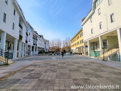 Foto Negozio in Viale alla Madonna, Cantù Centro di 72 m² con 2 locali