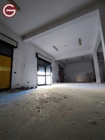 Foto Locale commerciale a Taurianova Centro di 200 m² in affitto