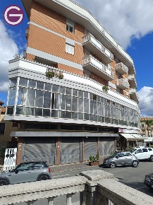 Foto Locale commerciale a Taurianova Centro di 380 m² con 10 locali