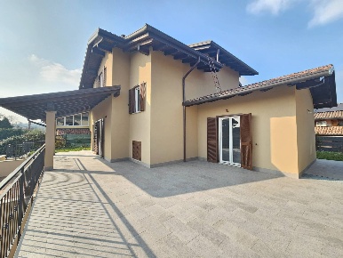 Foto Villa singola in via Monviso, Varallo Pombia Centro di 195 m²