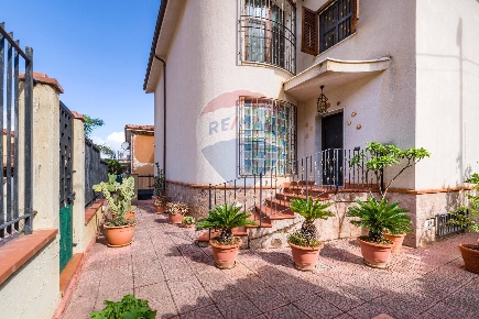 Foto Villa singola in Via Falsomiele, Palermo Belmonte Chiavelli di 435 m²