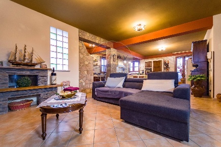 Foto Villa singola in Via Falsomiele, Palermo Belmonte Chiavelli di 435 m²