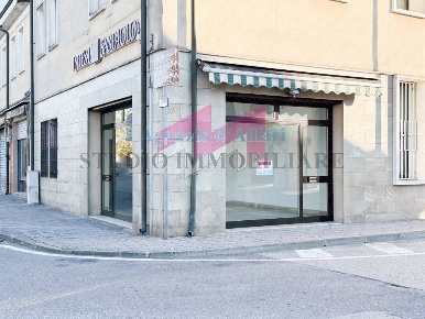 Foto Negozio in Via Cesare Battisti, Castelmassa di 60 m² con 2 locali