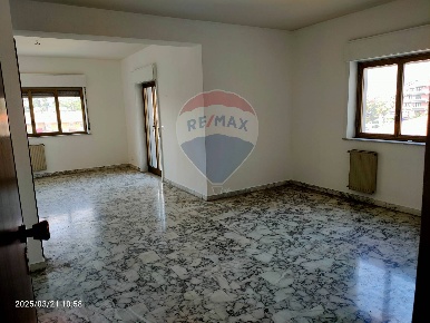 Foto Appartamento in Via Luigi Settembrini, Giarre di 141 m² con 6 locali
